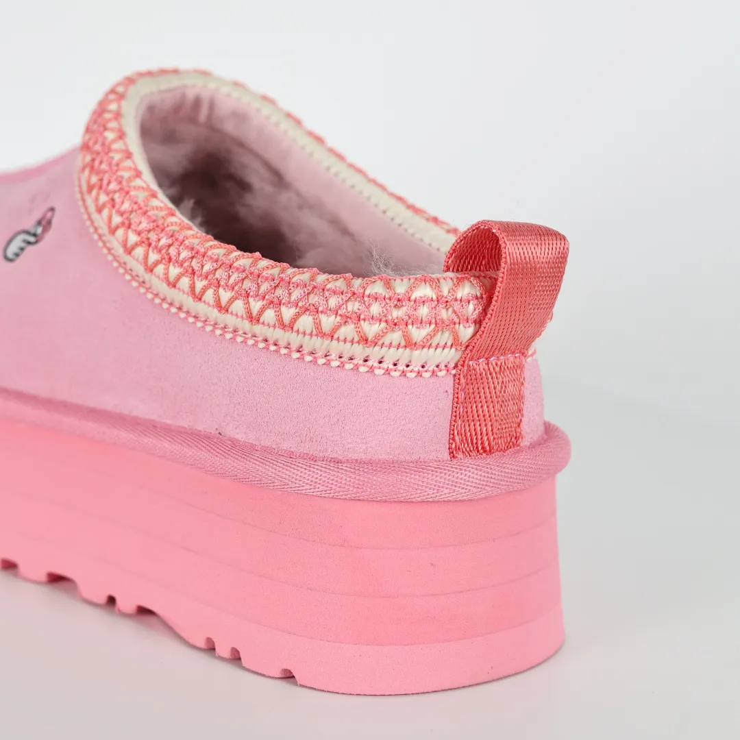 Copy price 💰560 Core recommendation of good price 5cm thick sole, independently developed original outsole, cashmere insole, keeping warm in winter, suitable for home use. In the new year, uug launched a style series, which is partially geared towards the preferences of young consumers. It has also moved to the forefront of fashion trends. Shoe body material, water-repellent coated suede upper, 17 mm UGGPURE™ implanted wool insole, lightweight non-slip and comfortable rubber outsole, with brand LOGO and trademark, with full package Size: 35 36 37 38 39 40